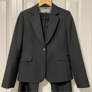 Tahari Suit - 2 pieces - blazer + pants
